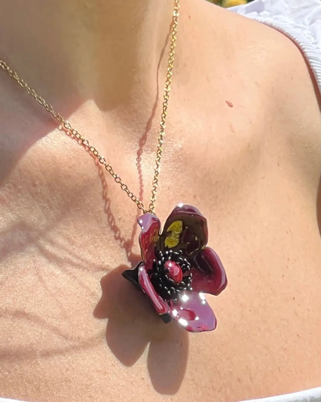 Dieser Anhänger in Form einer rubinroten Rosenblüte ist ein perfektes Geschenk für Frauen, die leidenschaftlich Blumen und Botanik lieben. 