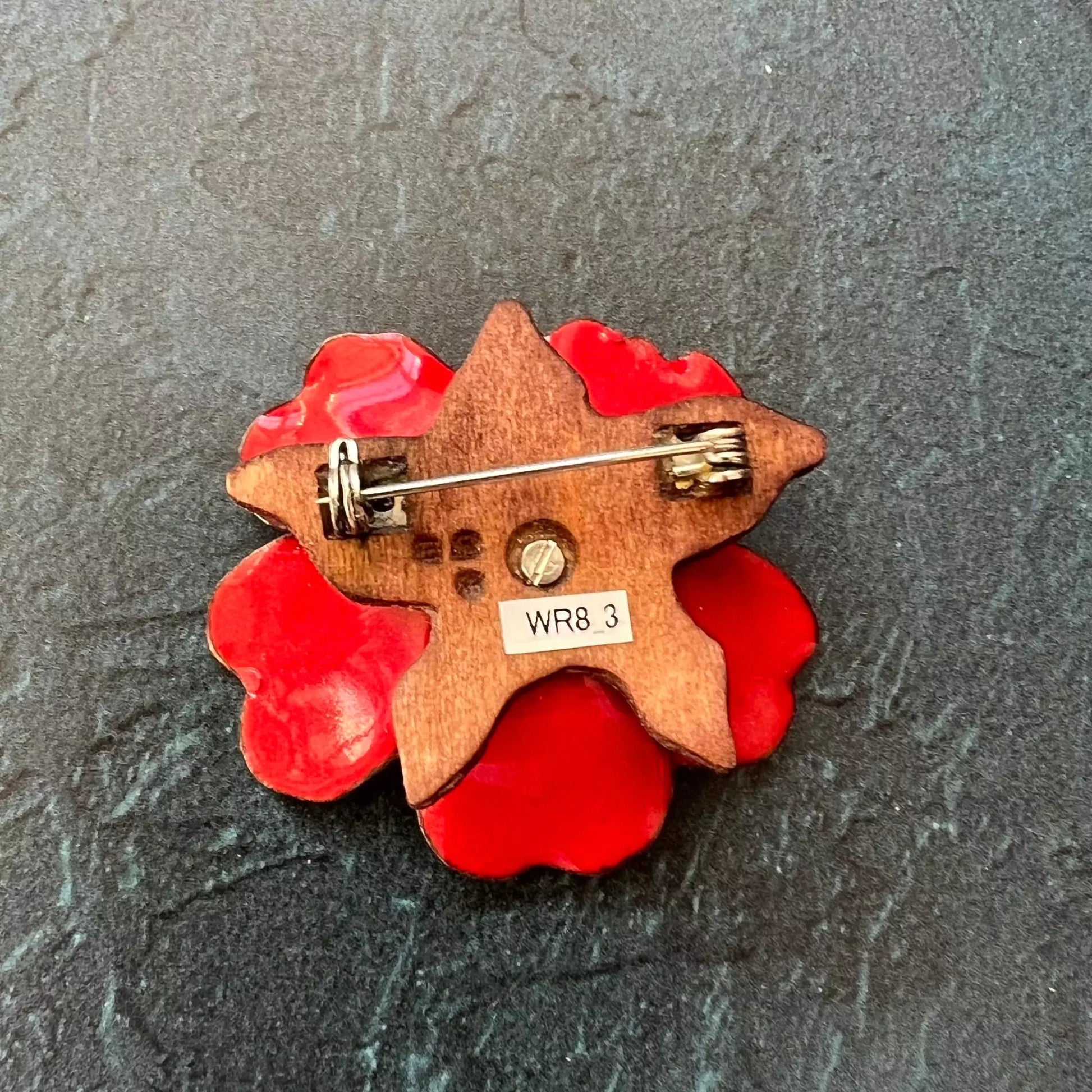Floraler Schmuck, eine Rose als Brosche, hinten