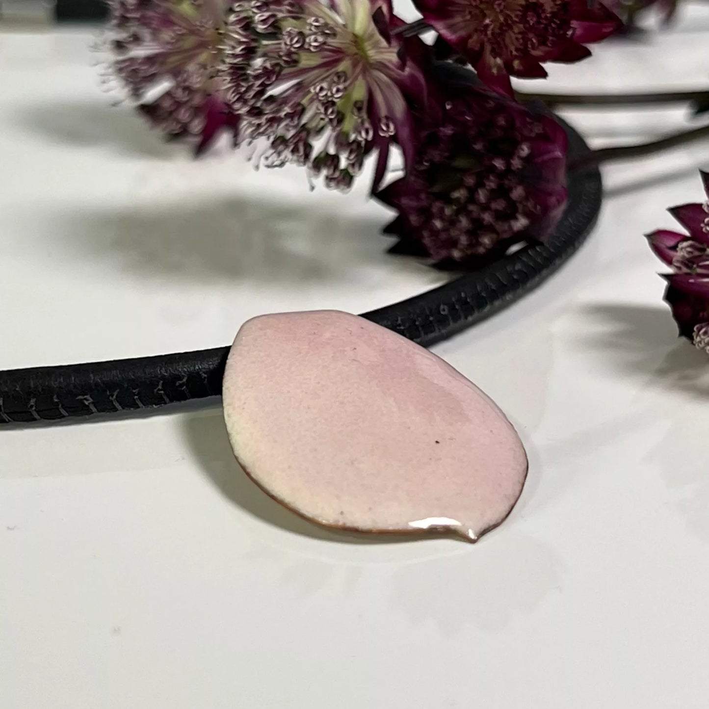 Rosa Anhänger emailliert mit Lederkordel und Blumen