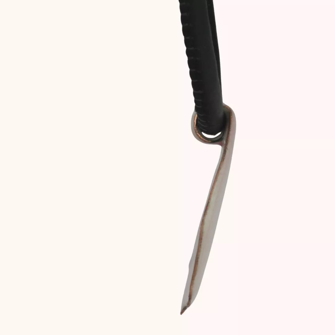 Lederband mit Anhänger Seitenansicht