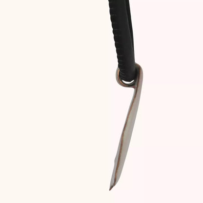 Lederband mit Anhänger Seitenansicht