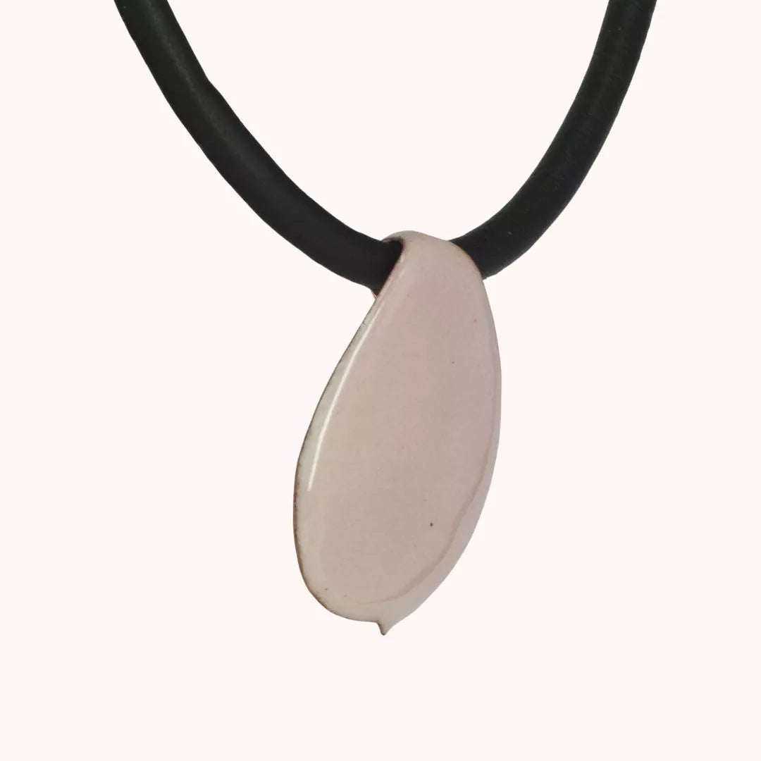 Rosa Emaille Anhänger mit Lederkordel seitlich 