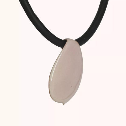 Rosa Emaille Anhänger mit Lederkordel seitlich 