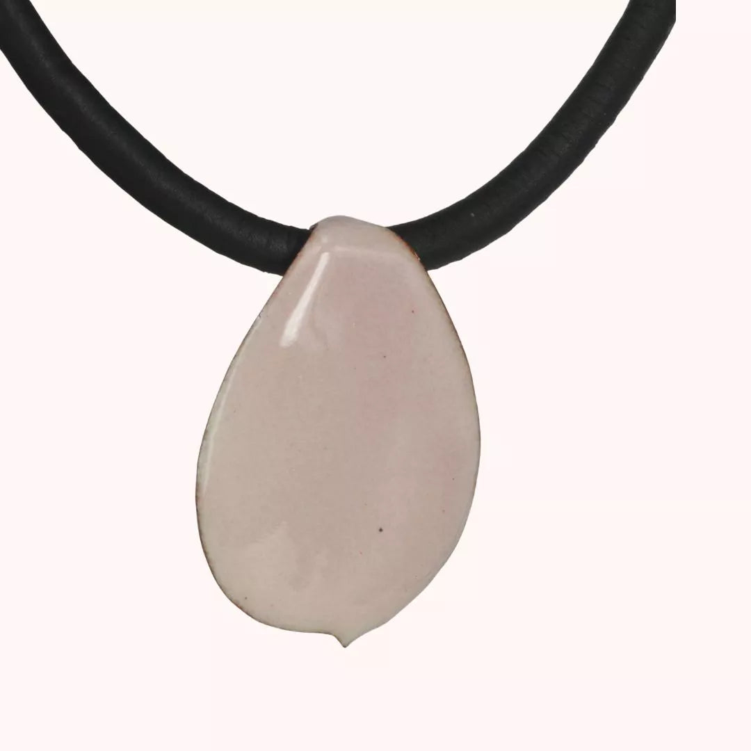 Anhänger als Rosenblütenblatt in Rosa, von Hand emailliert, mit Lederband