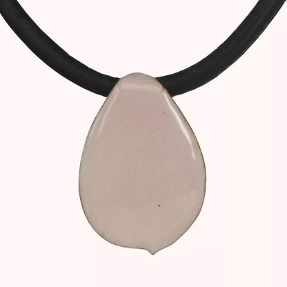 Rosa Emaille Anhänger handgefertigt, mit Lederband genäht schwarz