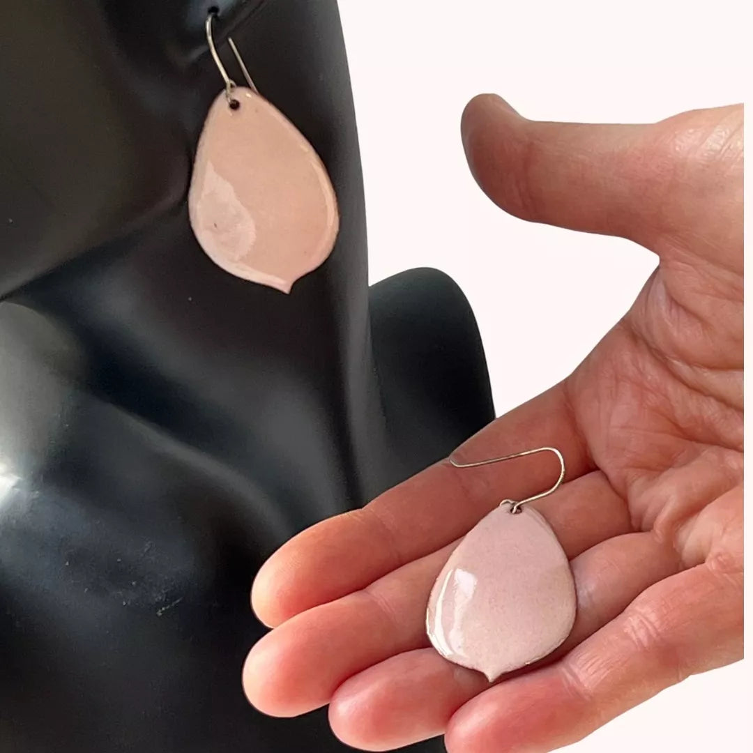 Rosa Emaille Ohrhänger Lions Rose, mit Display und Hand