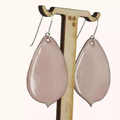 Boucles d'oreilles pétales de rose en émail rose, faites main