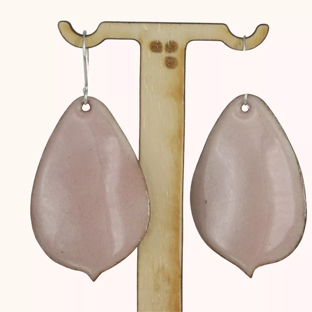 Boucles d'oreilles pétales de rose en émail rose, faites main