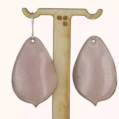 Boucles d'oreilles pétales de rose en émail rose, faites main