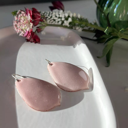 Rosa Emaille Ohrhänger in Form von Rosenblütenblättern der Lions Rose