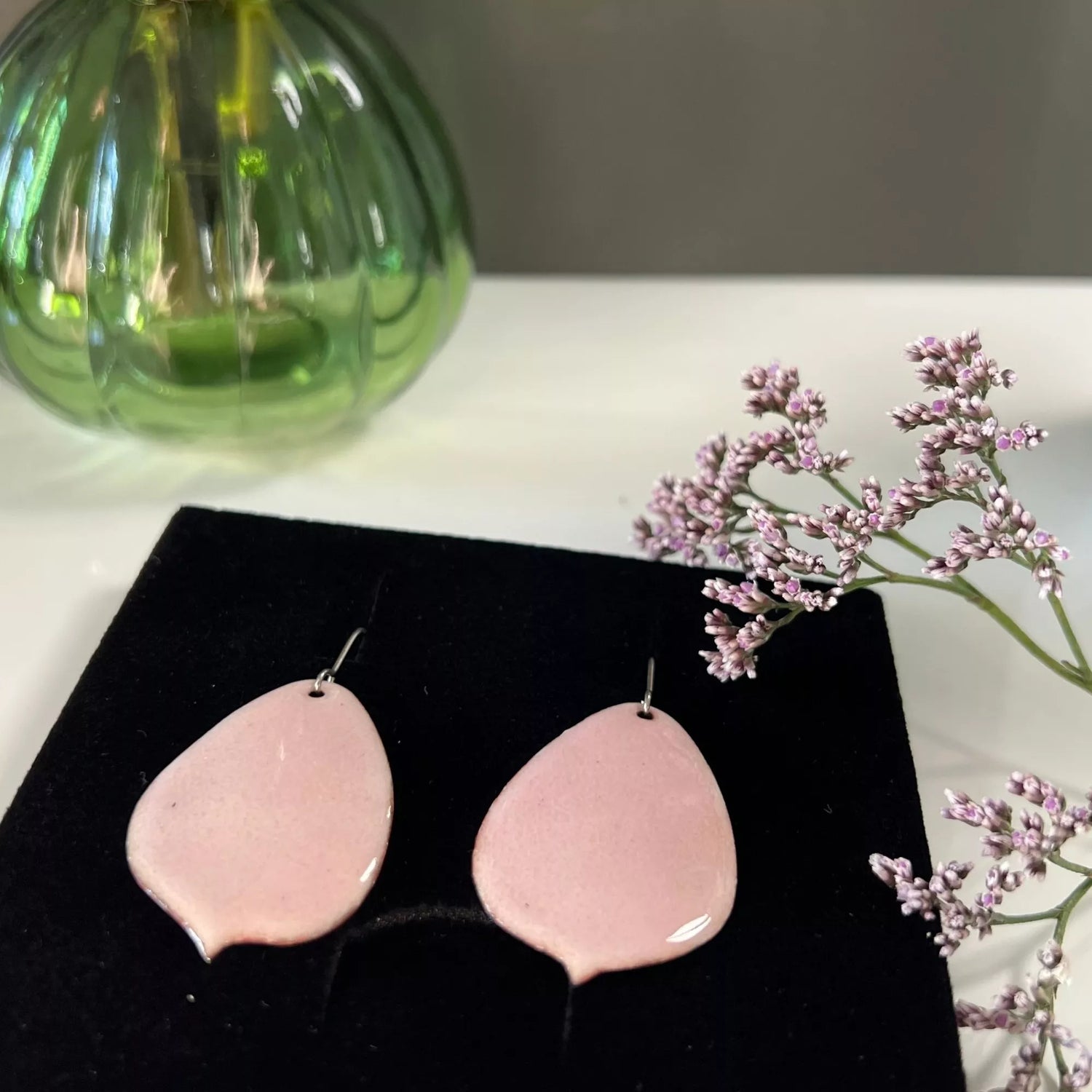 Elegante Damenohrhänger aus hochwertiger rosa Emaille in Blütenblattform