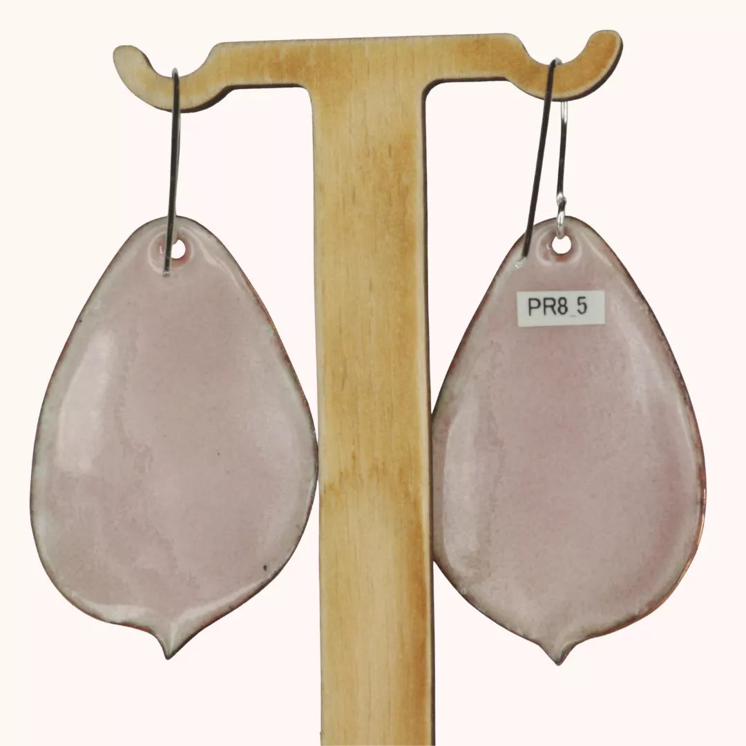 Rosa Emaille Ohrhänger Rosenblütenblatt Lions Rose, ein bisschen Rosa puder, mit Nummer, Ruckseite mit Display.