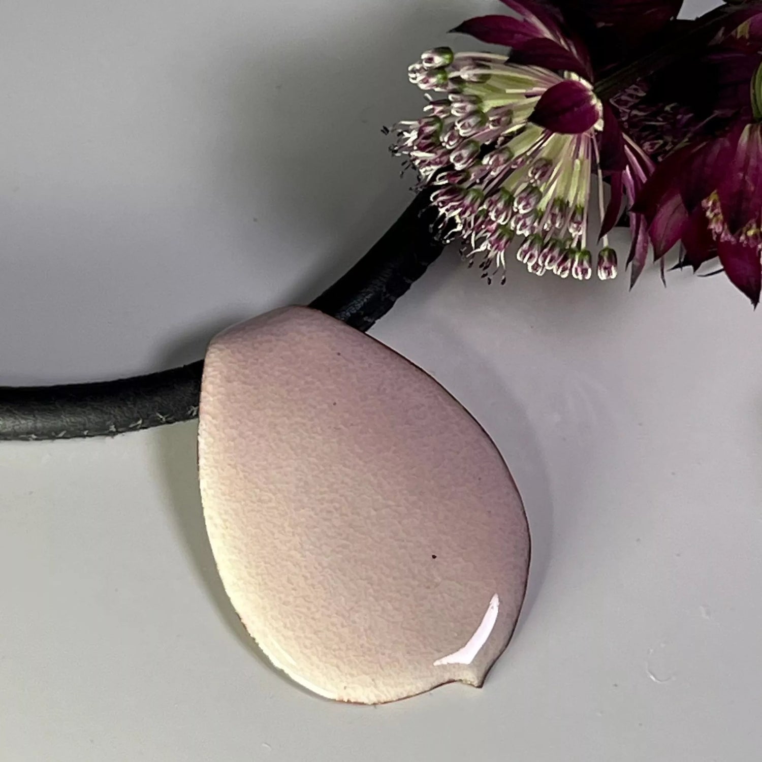 Anhänger Schmuck mit Lederkordel  4 mm und Blume