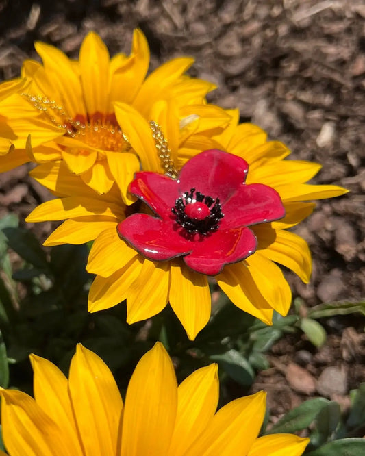 Rosen Anhänger, ein rotes Blumen Schmuckstück mit gelben Blumen.