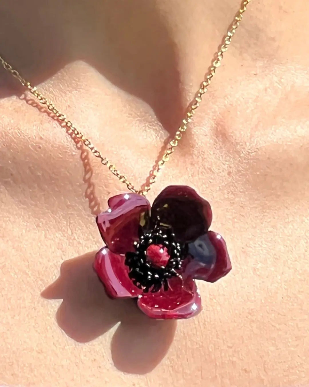 Rosen-Anhänger rubinrot emailliert, Geschenk für Damen und Naturliebhaberinnen