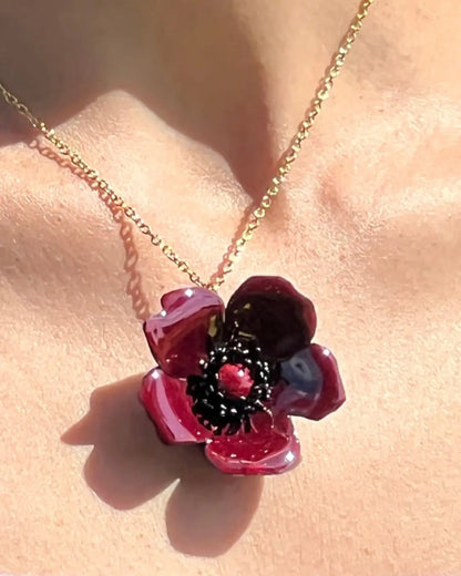 Rosen-Anhänger rubinrot emailliert, Geschenk für Damen und Naturliebhaberinnen