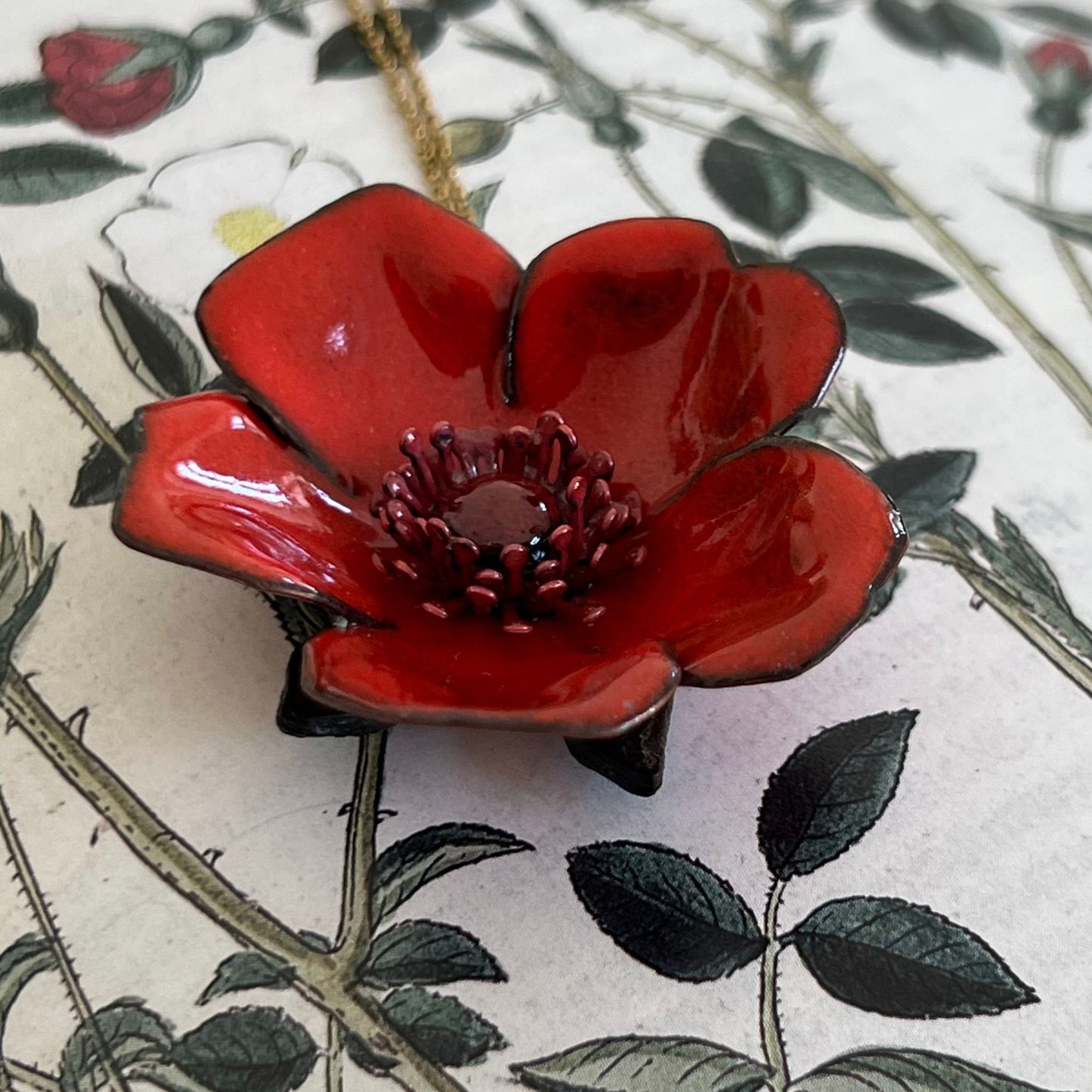 Eleganter Rosenanhänger aus Emaille – Feuerrot & handgefertigt