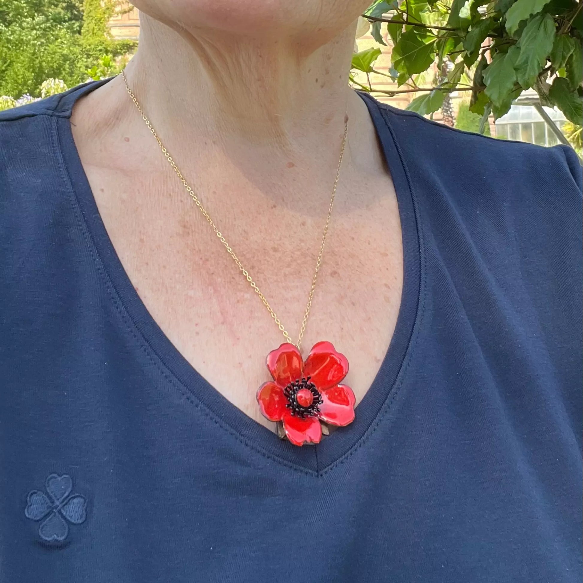Rosenanhänger feuerrot mit Kette getragen
