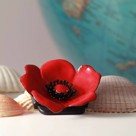 Rote Brosche-Pin Jeanne in Emaille