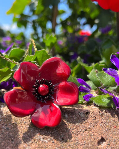 Roter Rosenanhänger, ein Schmuckstück unter den Blumen