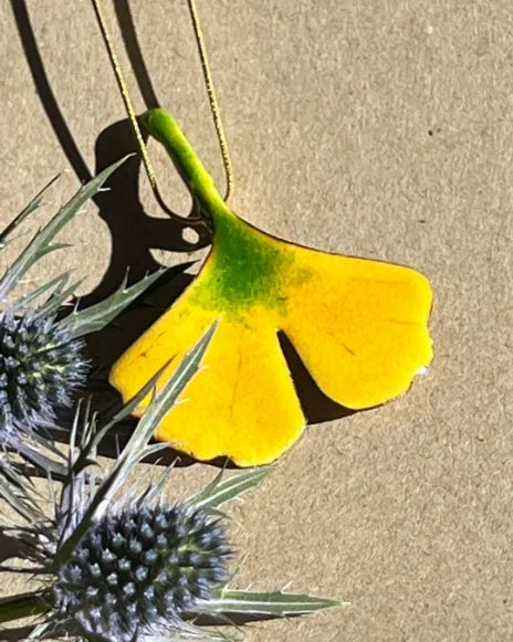 Ginkgo Kette mit Anhänger Kupfer emailliert Herbstfarbe